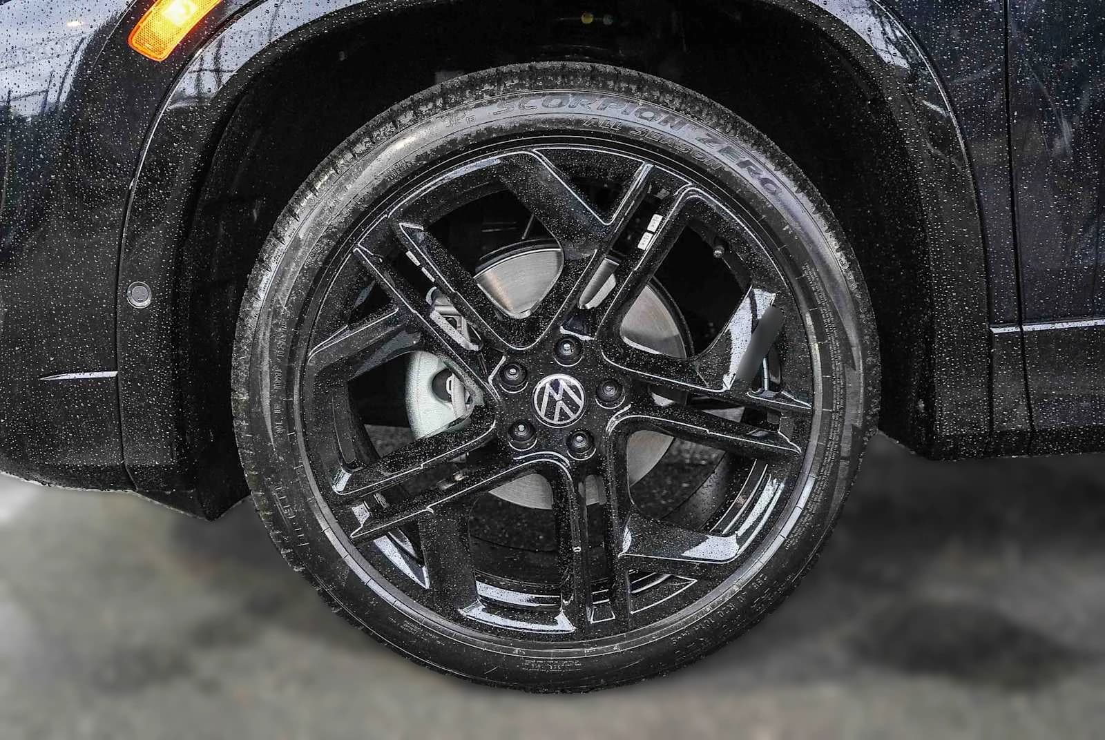 Volkswagen Tiguan SE R-Line Black 2.0T FWD 2026 — side view