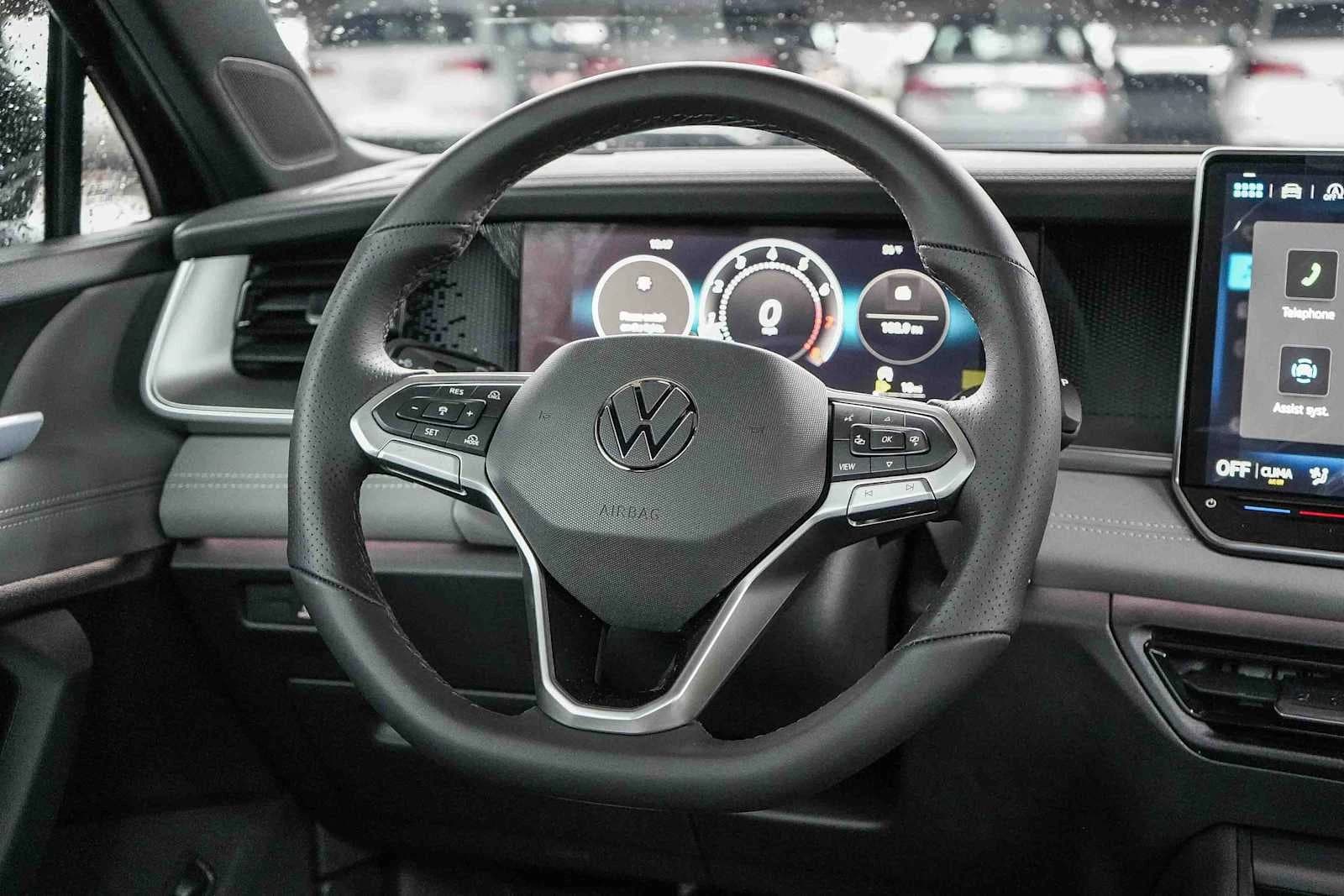 Volkswagen Tiguan SE R-Line Black 2.0T FWD 2026 — side view