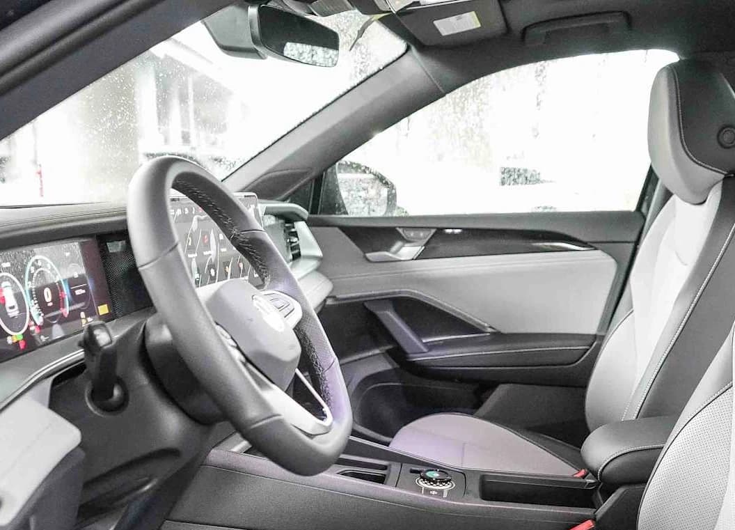 Volkswagen Tiguan SE R-Line Black 2.0T FWD 2026 — side view