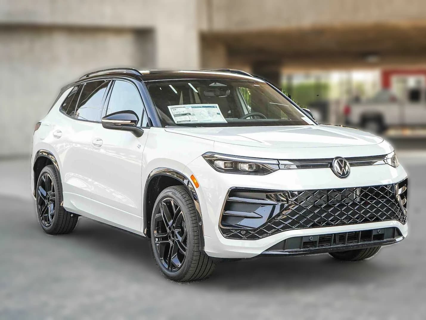 Volkswagen Tiguan SE R-Line Black FWD 2026 — side view