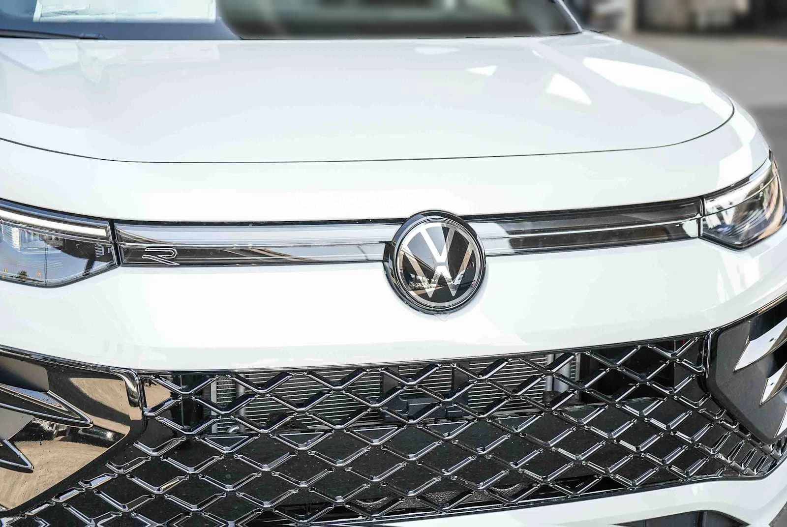 Volkswagen Tiguan SE R-Line Black FWD 2026 — side view