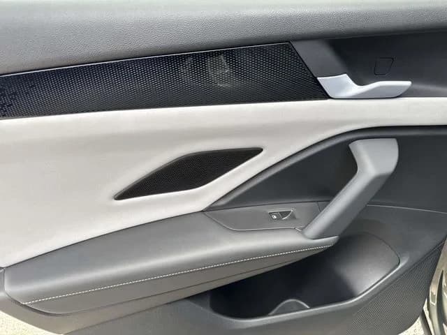 Volkswagen Tiguan SE R-Line Black FWD 2026 — side view