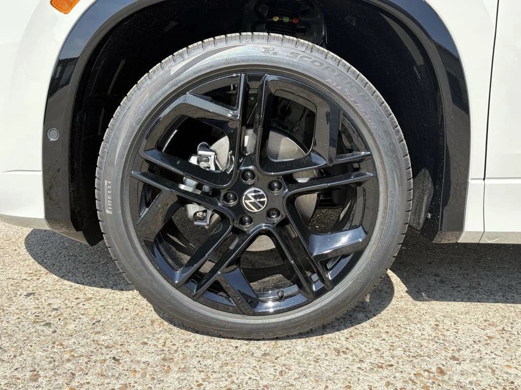Volkswagen Tiguan SE R-Line Black 2.0T FWD 2026 — side view