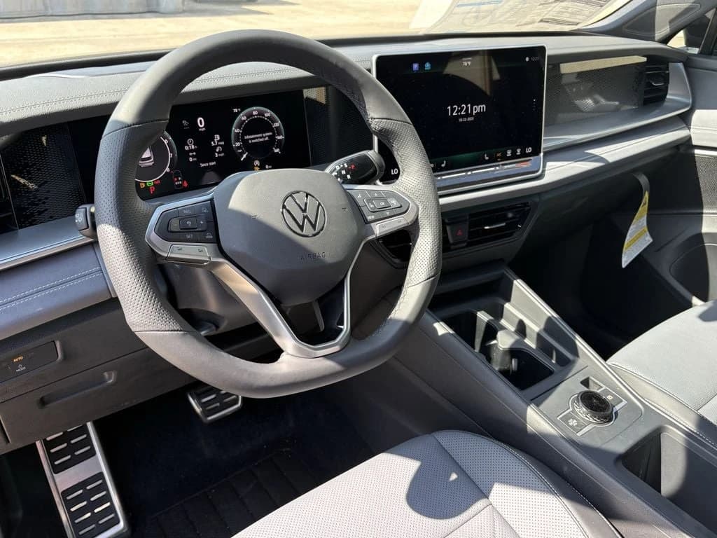 Volkswagen Tiguan SE R-Line Black 2.0T FWD 2026 — side view