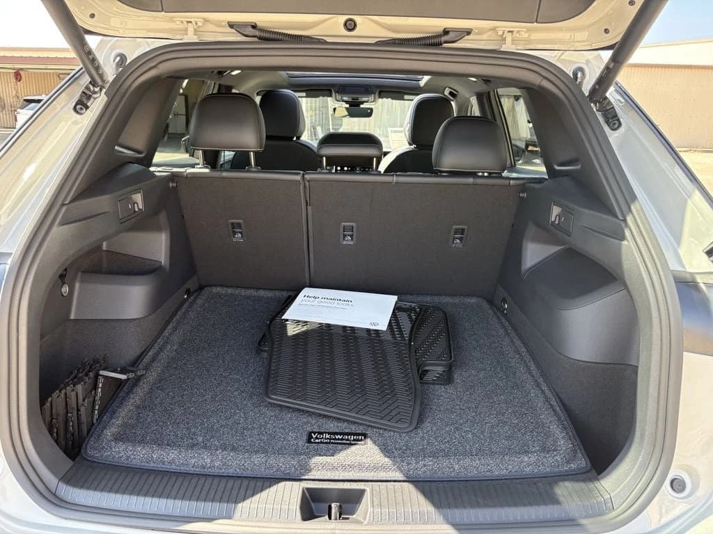 Volkswagen Tiguan SE R-Line Black 2.0T FWD 2026 — side view