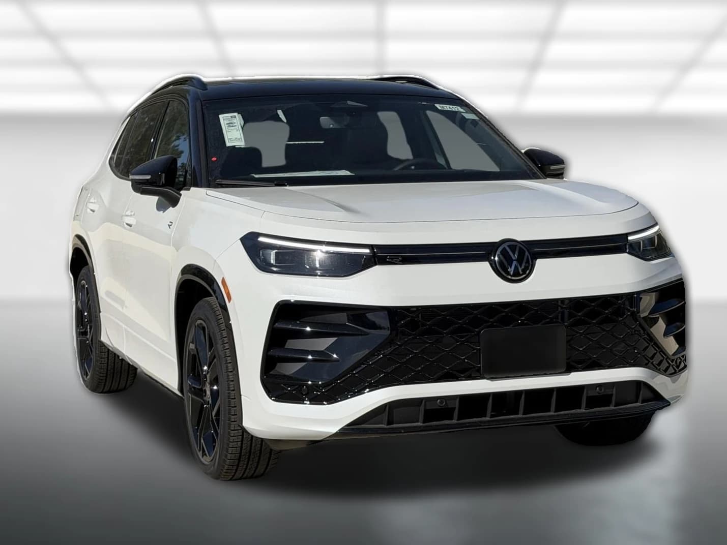 Volkswagen Tiguan SE R-Line Black 2.0T FWD 2026 — side view