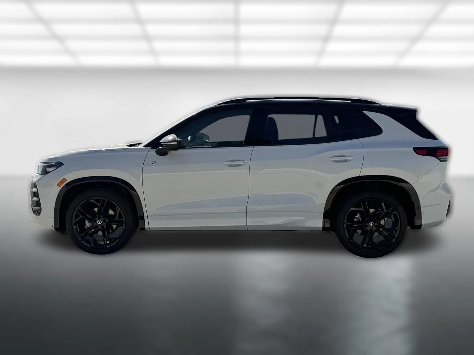 Volkswagen Tiguan SE R-Line Black 2.0T FWD 2026 — side view