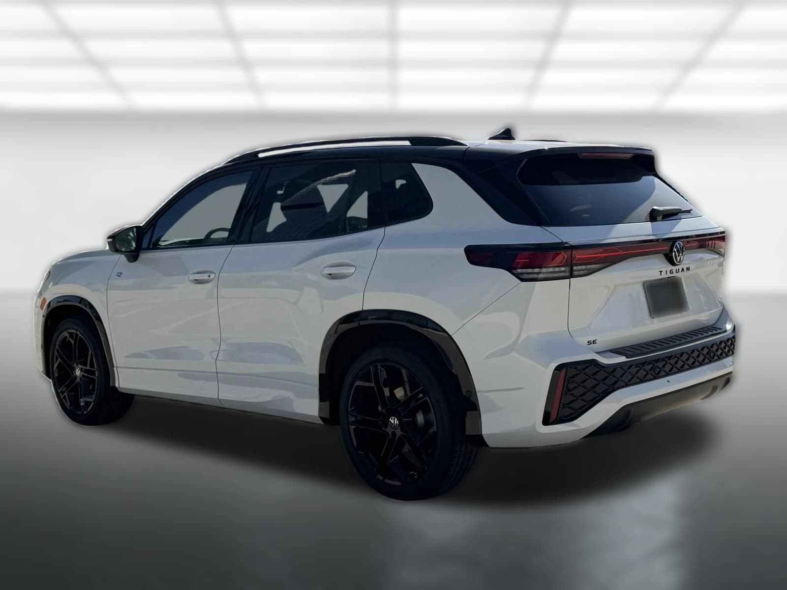 Volkswagen Tiguan SE R-Line Black 2.0T FWD 2026 — side view