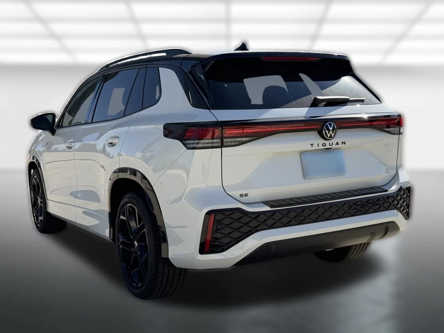 Volkswagen Tiguan SE R-Line Black 2.0T FWD 2026 — side view