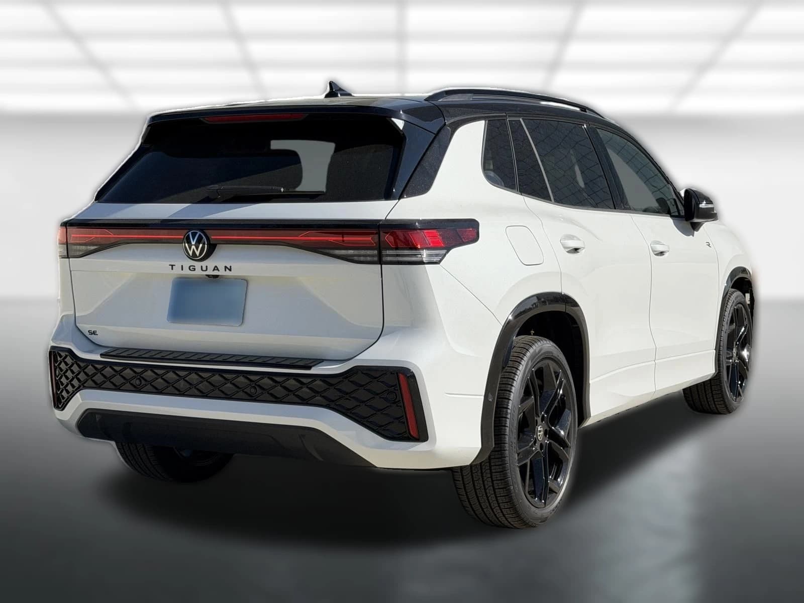 Volkswagen Tiguan SE R-Line Black 2.0T FWD 2026 — side view
