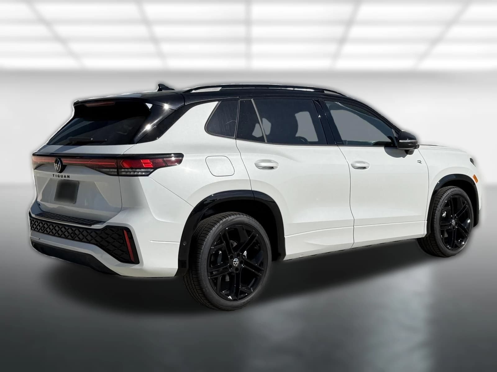 Volkswagen Tiguan SE R-Line Black 2.0T FWD 2026 — side view