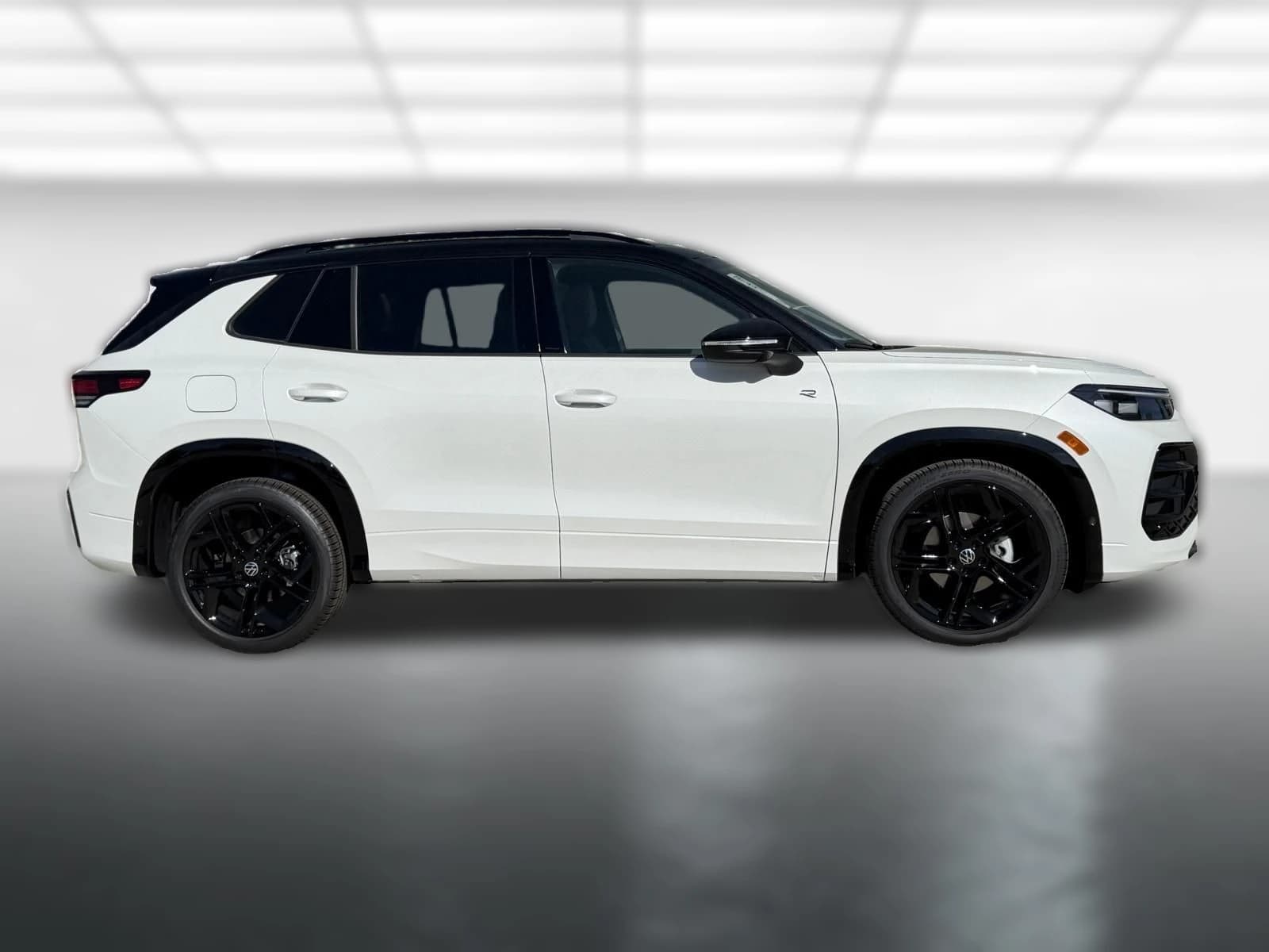 Volkswagen Tiguan SE R-Line Black 2.0T FWD 2026 — side view