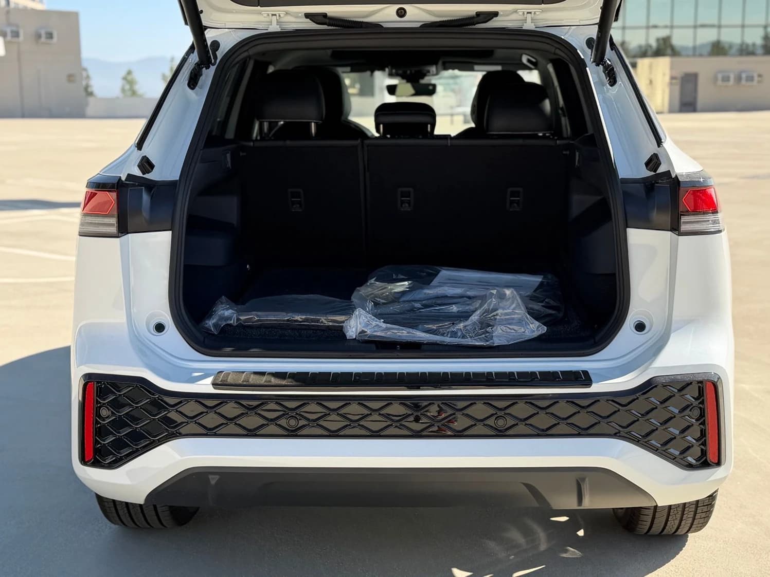 Volkswagen Tiguan SE R-Line Black 2.0T FWD 2026 — side view