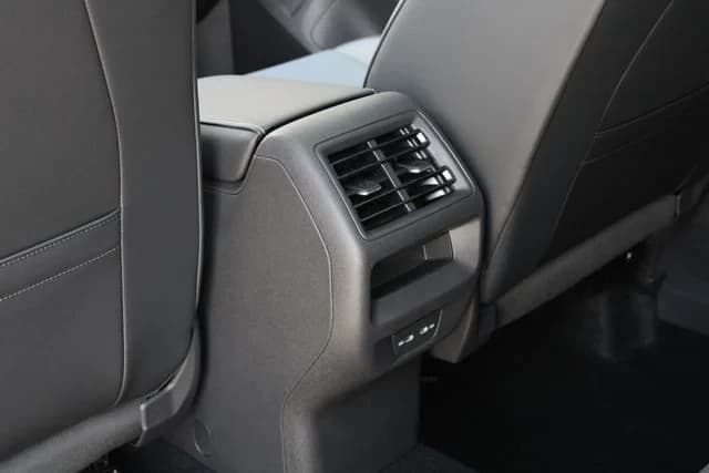 Volkswagen Tiguan SE 2.0T 4MOTION 2026 — side view