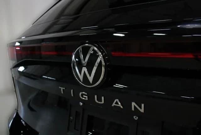 Volkswagen Tiguan SE 2.0T 4MOTION 2026 — side view