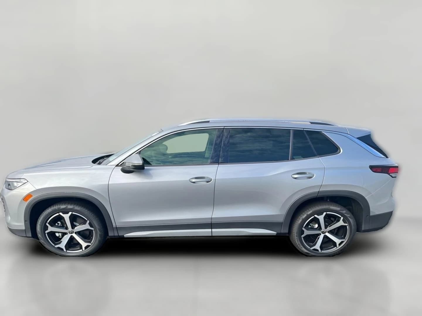 Volkswagen Tiguan SE 4MOTION 2026 — side view