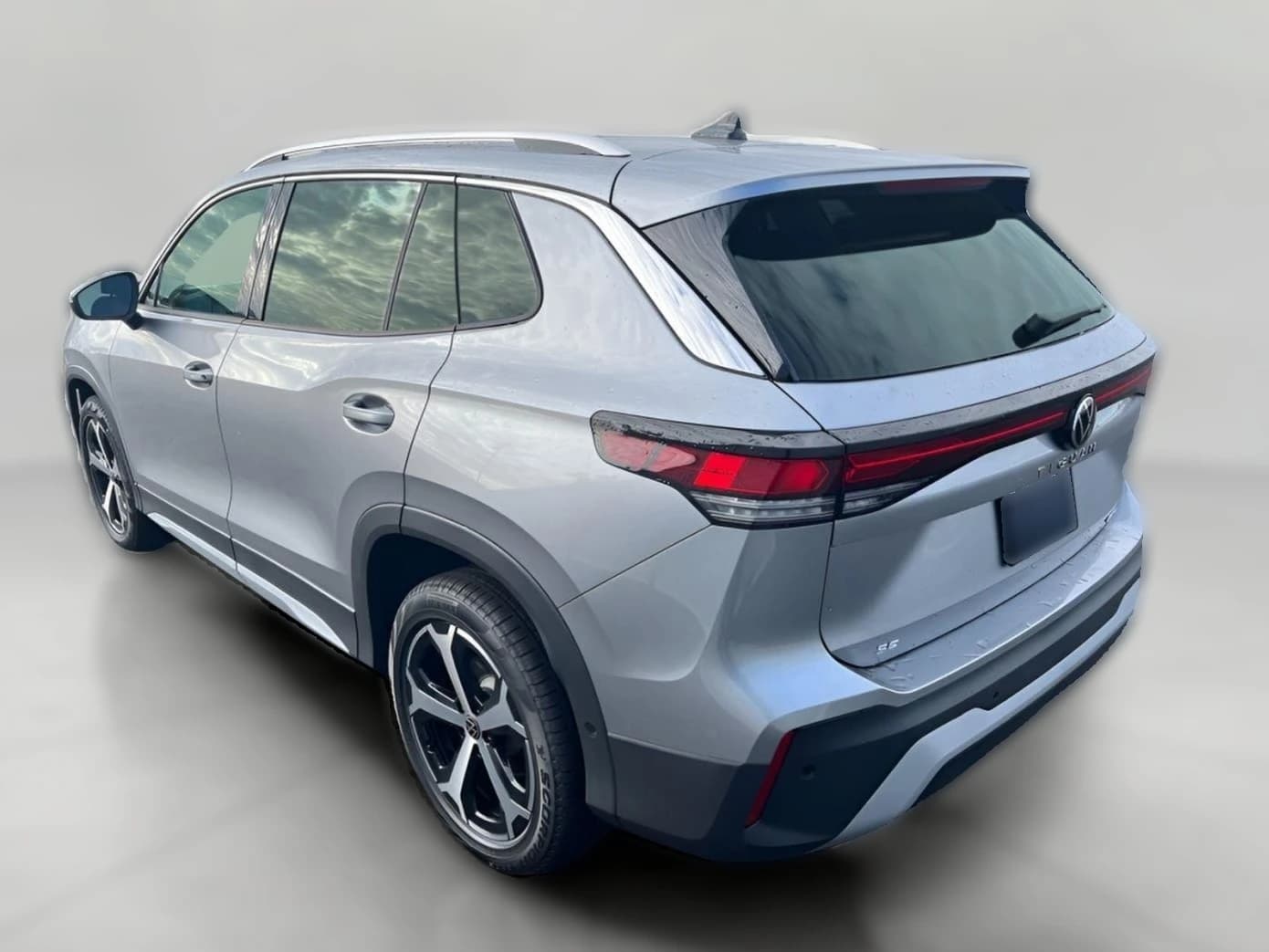 Volkswagen Tiguan SE 4MOTION 2026 — side view
