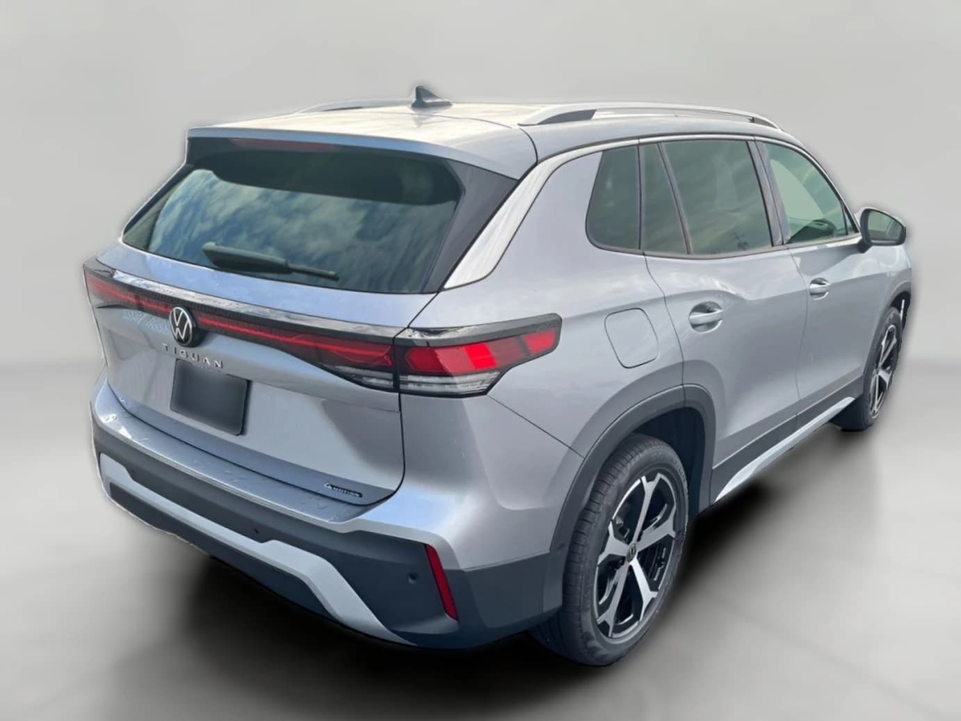 Volkswagen Tiguan SE 4MOTION 2026 — side view