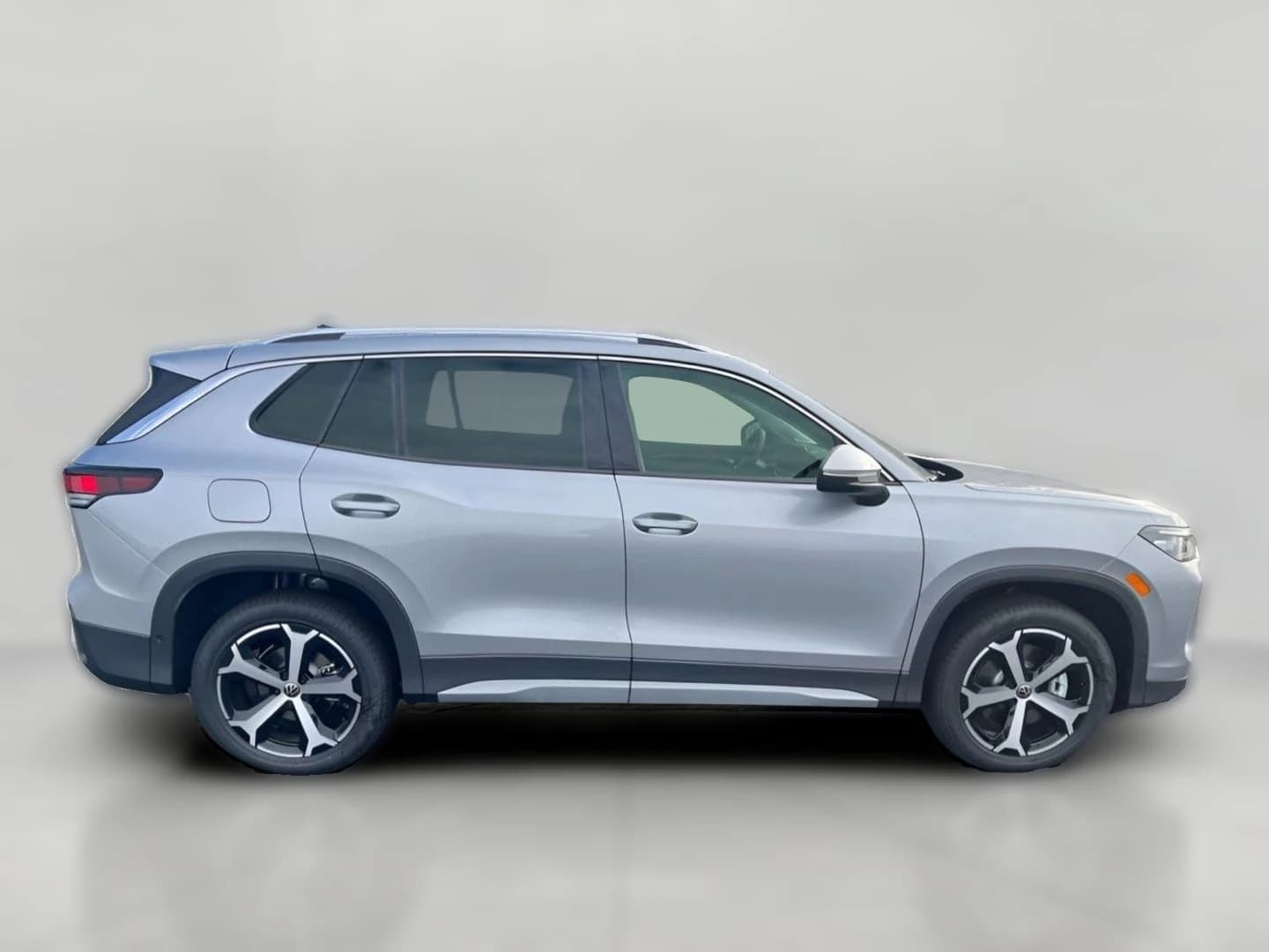 Volkswagen Tiguan SE 4MOTION 2026 — side view
