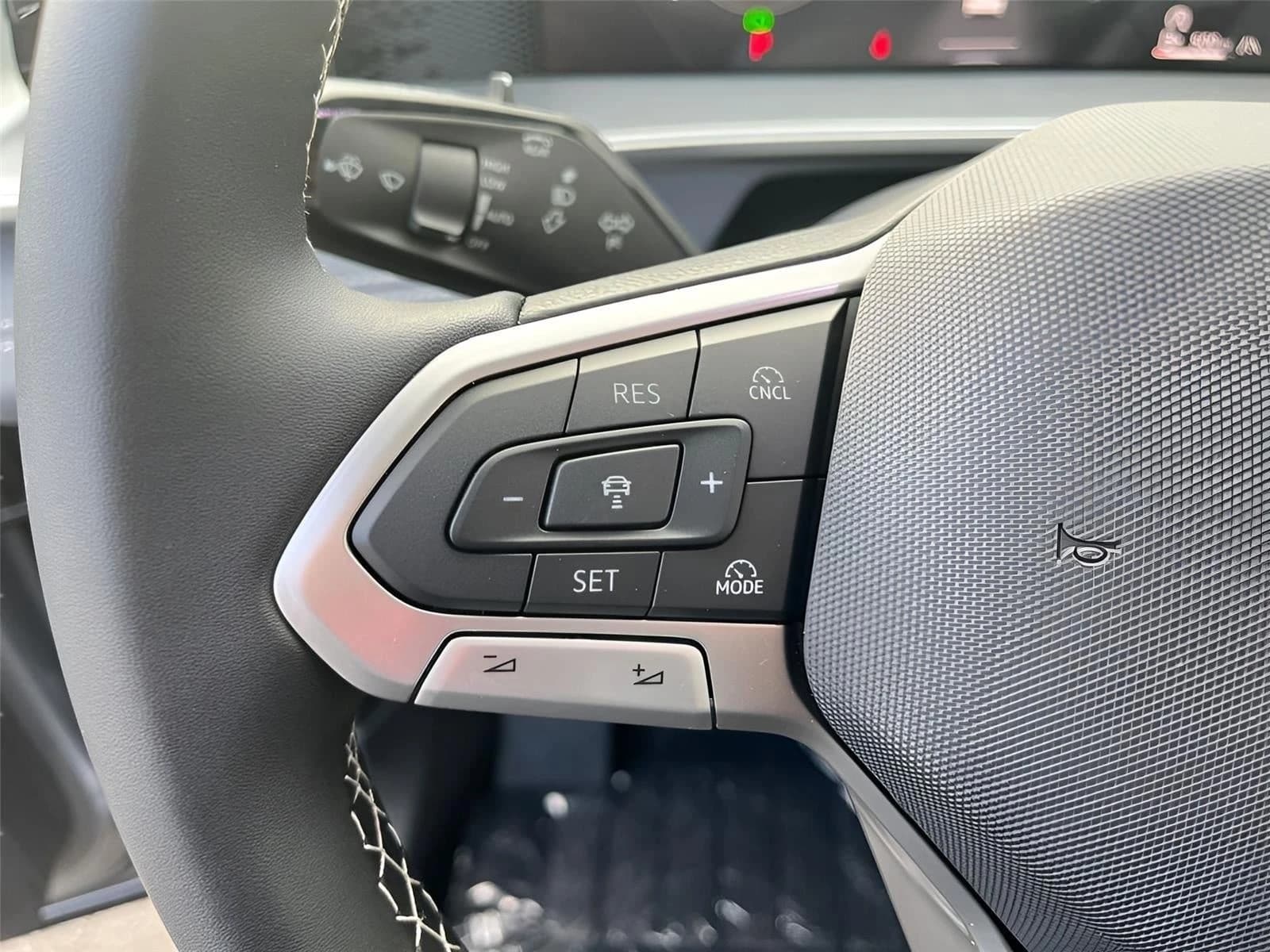 Volkswagen Tiguan SE 4MOTION 2026 — side view