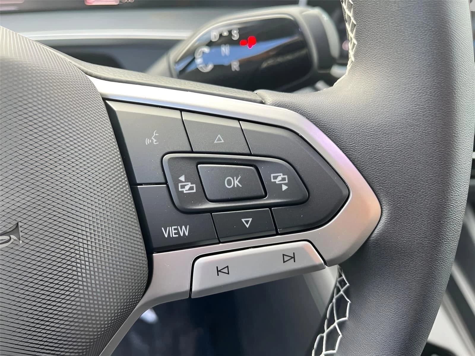 Volkswagen Tiguan SE 4MOTION 2026 — side view