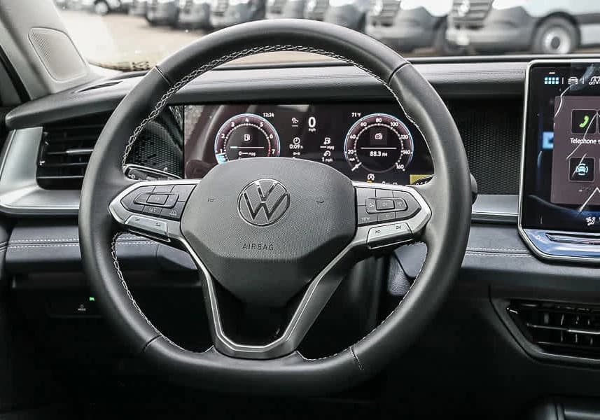 Volkswagen Tiguan SE 4MOTION 2026 — side view