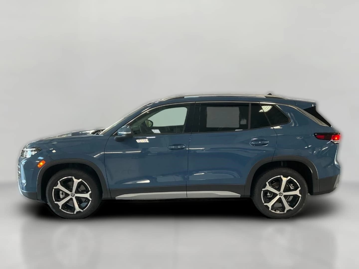 Volkswagen Tiguan SE 4MOTION 2026 — side view