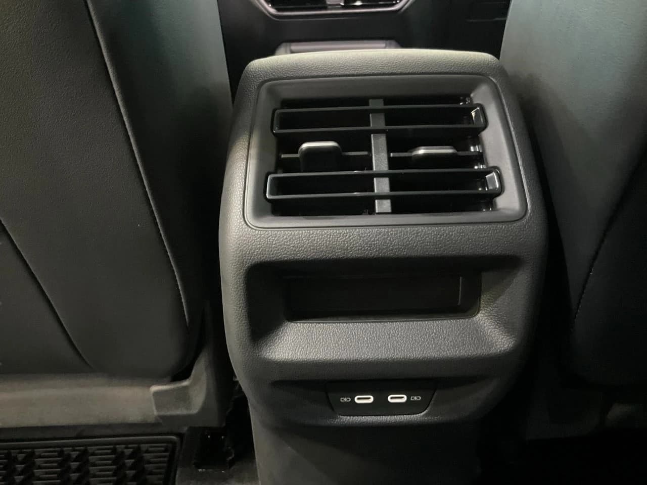 Volkswagen Tiguan SE 4MOTION 2026 — side view