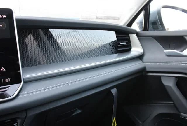 Volkswagen Tiguan SE FWD 2026 — side view