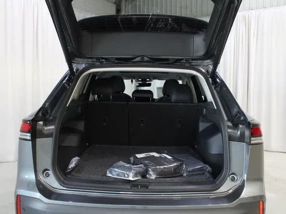 Volkswagen Tiguan SE FWD 2026 — side view