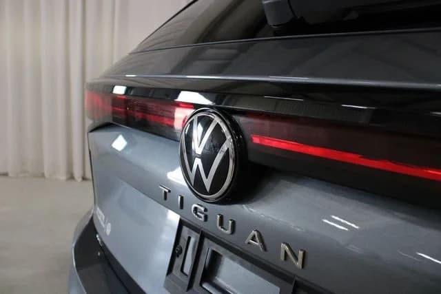 Volkswagen Tiguan SE FWD 2026 — side view
