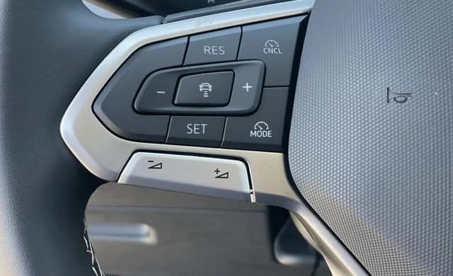 Volkswagen Tiguan SE 2.0T FWD 2026 — side view