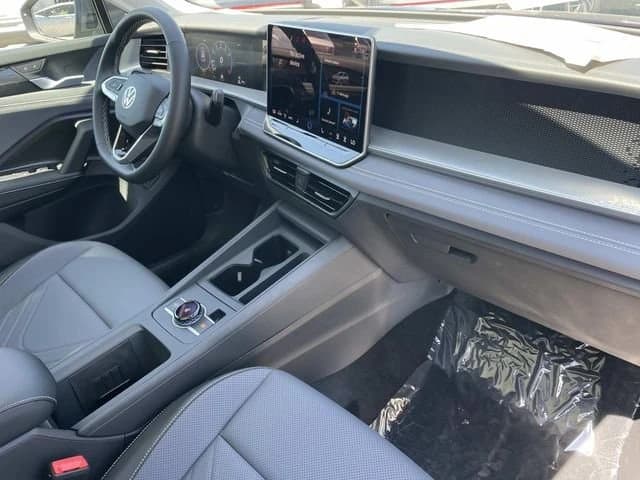 Volkswagen Tiguan SE 2.0T FWD 2026 — side view