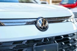 Volkswagen Tiguan SE FWD 2026 — side view