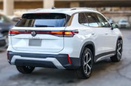 Volkswagen Tiguan SE FWD 2026 — side view