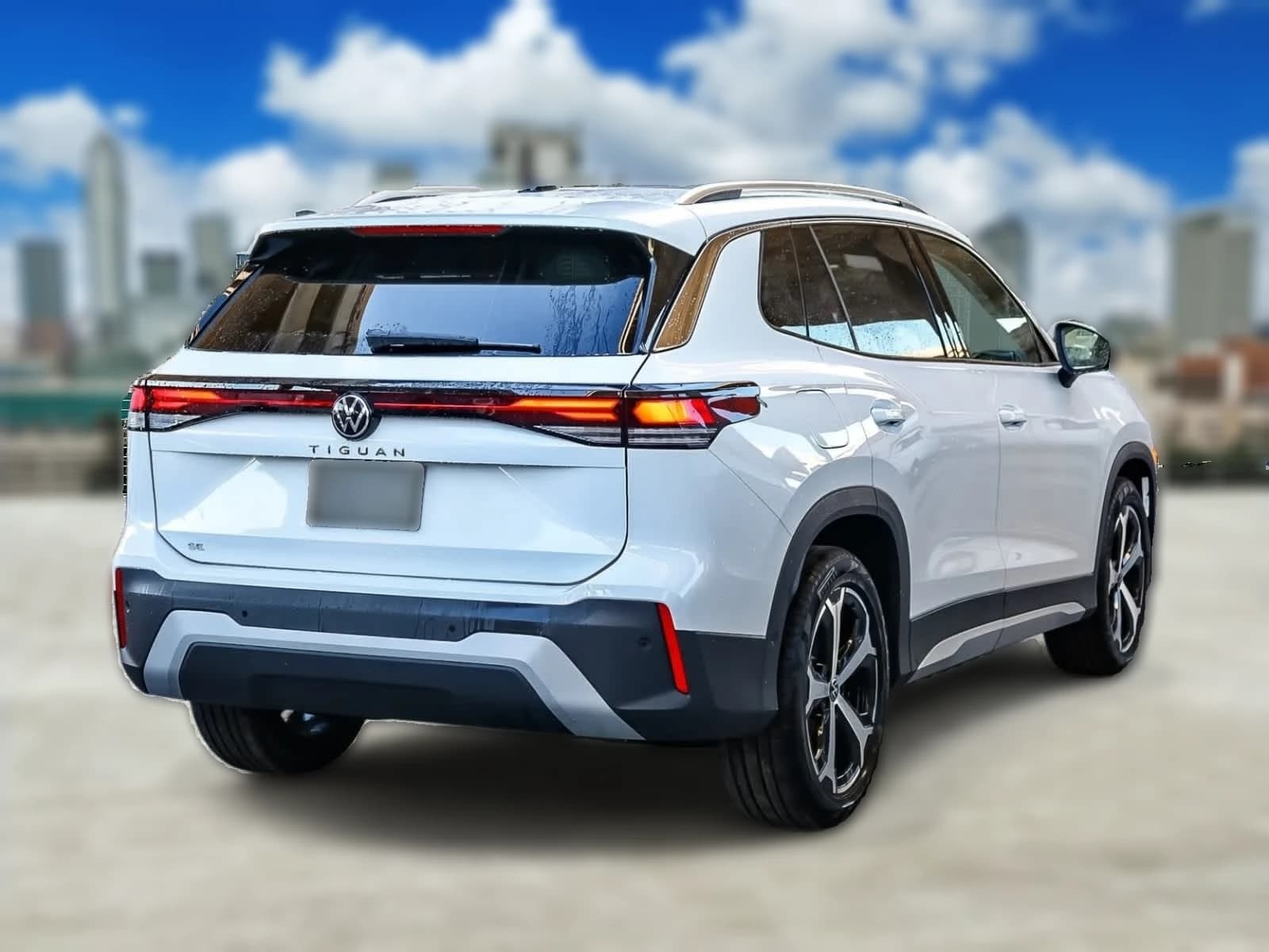 Volkswagen Tiguan SE FWD 2026 — side view