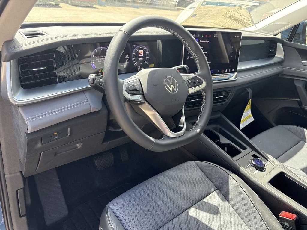 Volkswagen Tiguan SE FWD 2026 — side view
