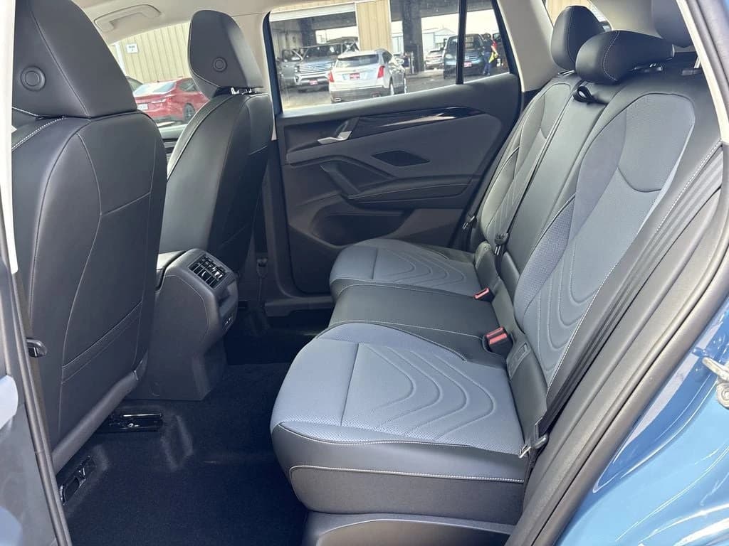 Volkswagen Tiguan SE FWD 2026 — side view
