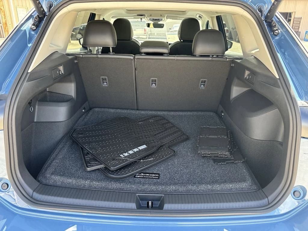 Volkswagen Tiguan SE FWD 2026 — side view