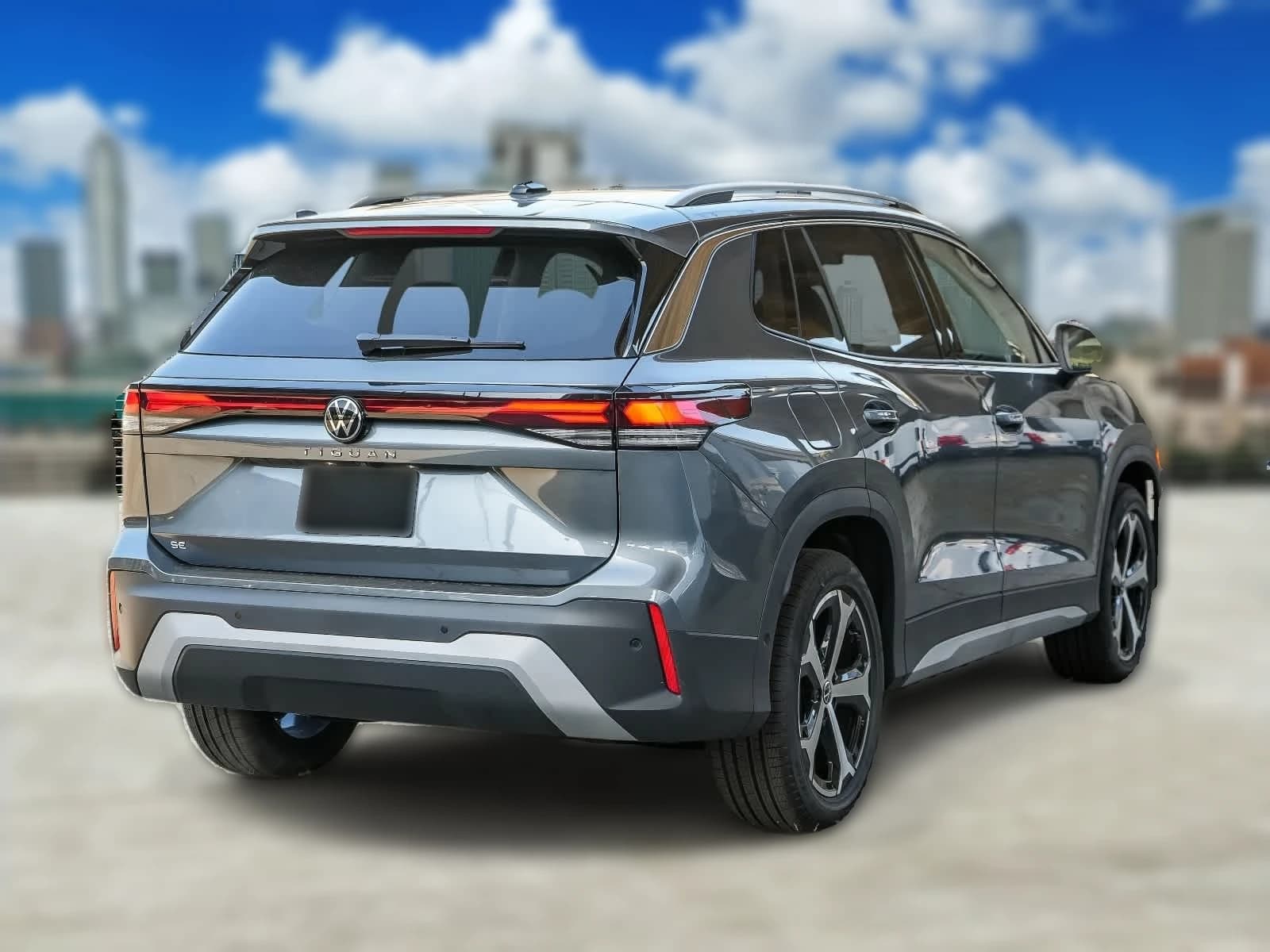 Volkswagen Tiguan SE FWD 2026 — side view