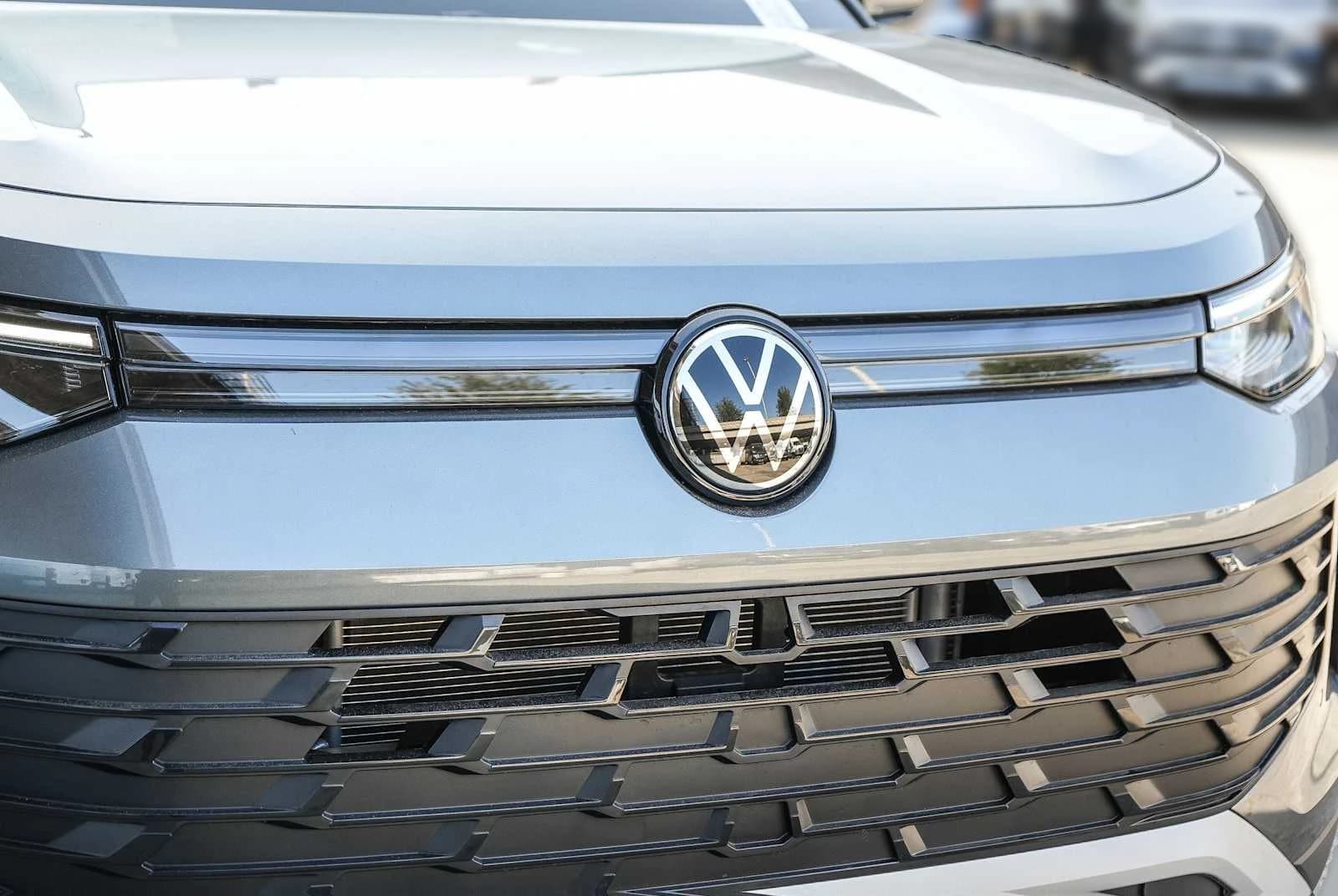 Volkswagen Tiguan SE FWD 2026 — side view