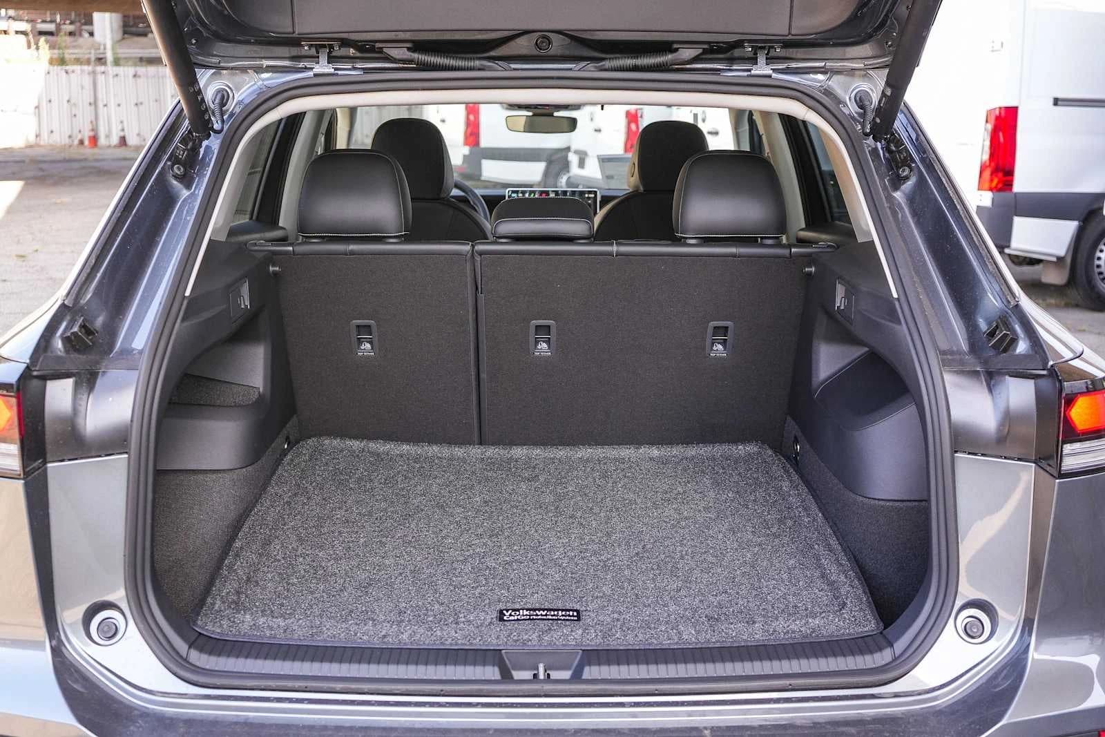 Volkswagen Tiguan SE FWD 2026 — side view