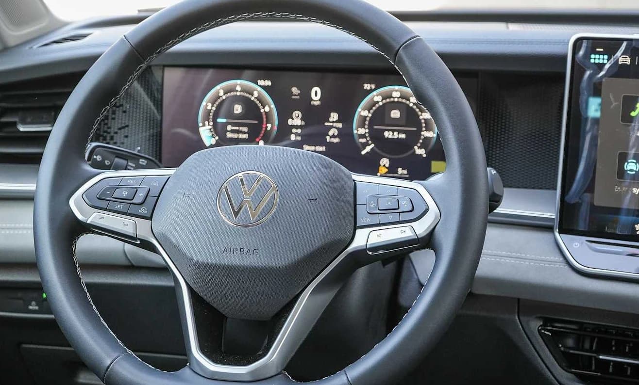 Volkswagen Tiguan SE FWD 2026 — side view