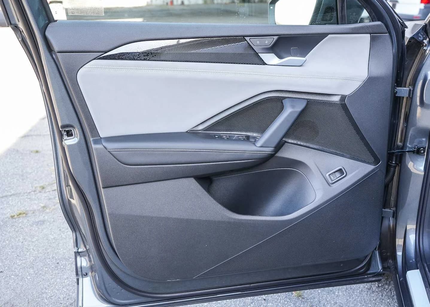 Volkswagen Tiguan SE FWD 2026 — side view