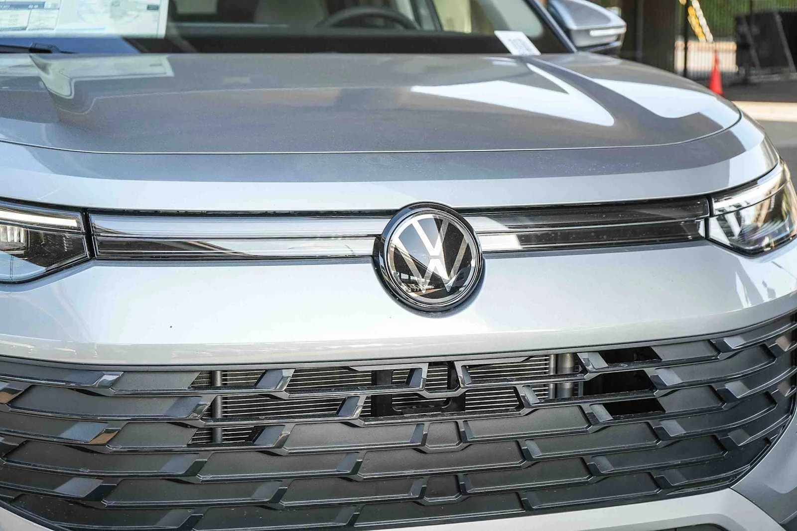 Volkswagen Tiguan SE FWD 2026 — side view