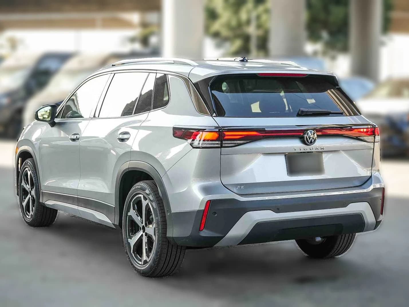 Volkswagen Tiguan SE FWD 2026 — side view