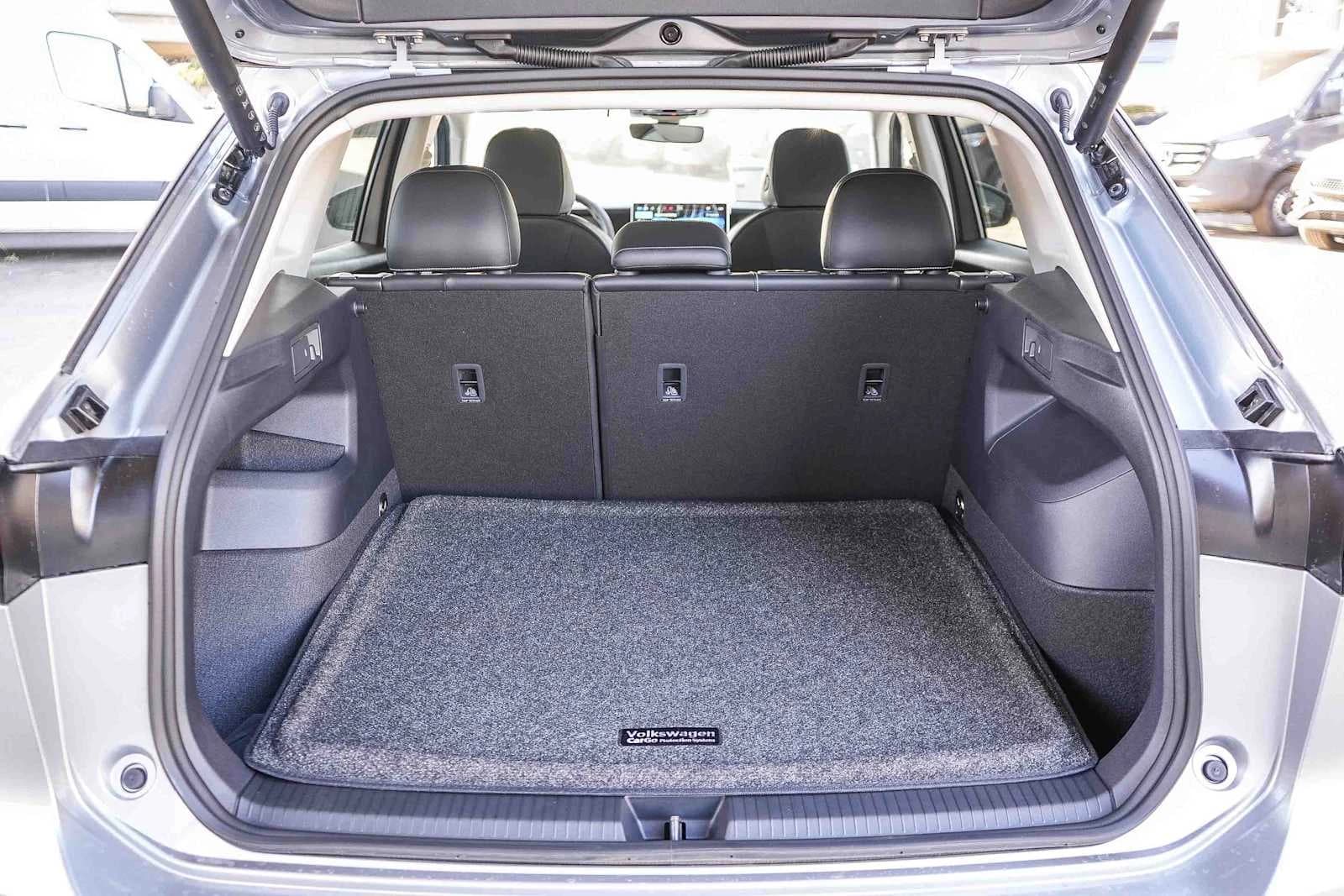 Volkswagen Tiguan SE FWD 2026 — side view
