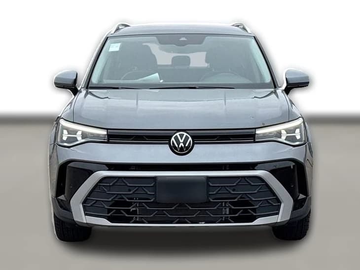 Volkswagen Taos SE FWD 2025 — side view