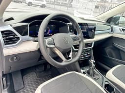 Volkswagen Taos SE FWD 2025 — side view