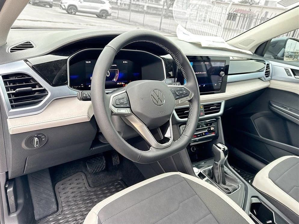 Volkswagen Taos SE FWD 2025 — side view